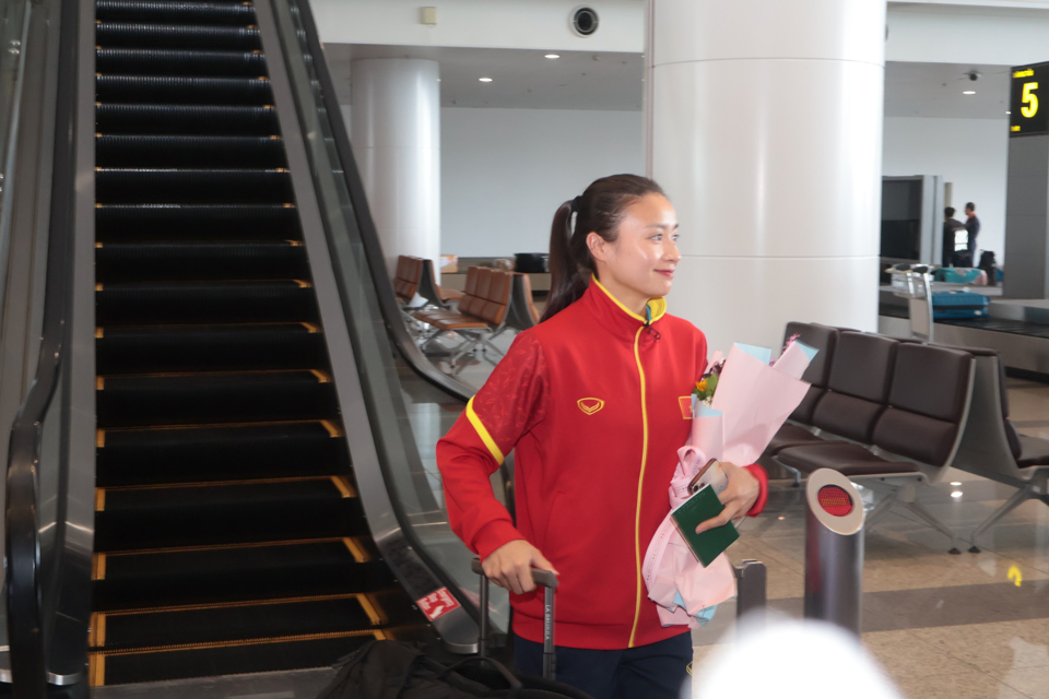 Huỳnh Như đội nón lá cùng đồng đội về nước sau VCK World Cup nữ 2023 - Ảnh 1