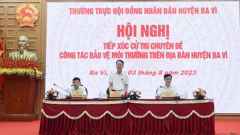 Hội nghị tiếp x&uacute;c cử tri chuy&ecirc;n đề c&ocirc;ng t&aacute;c bảo vệ m&ocirc;i trường tr&ecirc;n địa b&agrave;n huyện Ba V&igrave; nhận nhiều &yacute; kiến, kiến nghị của c&aacute;c của&nbsp;c&aacute;c địa phương.