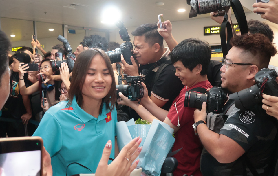 Huỳnh Như đội nón lá cùng đồng đội về nước sau VCK World Cup nữ 2023 - Ảnh 2