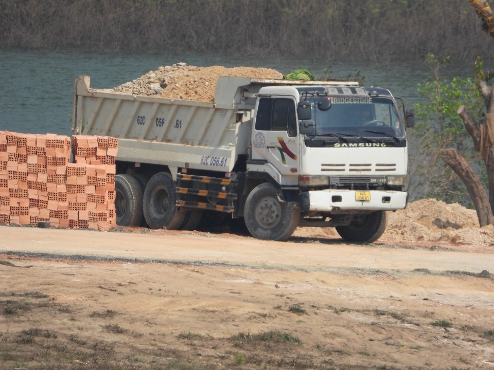 C&ocirc;ng tr&igrave;nh x&acirc;y dựng, san lấp c&oacute; lấn chiếm mặt nước hồ tự nhi&ecirc;n xảy ra tại hồ cầu 38,&nbsp; x&atilde; Đức Liễu, huyện B&ugrave; Đăng, tỉnh B&igrave;nh Phước. Ảnh: L&acirc;m Thiện.