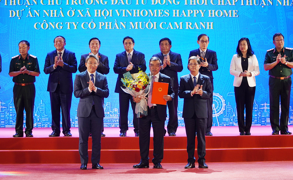 &Ocirc;ng Phạm Thiếu Hoa - Chủ tịch C&ocirc;ng ty CP Vinhomes chủ sở hữu của C&ocirc;ng ty CP Muối Cam Ranh nhận&nbsp;Giấy chứng nhận đăng k&yacute; đầu tư Dự &aacute;n nh&agrave; ở x&atilde; hội Vinhomes Happy Home. Ảnh: Trung Nh&acirc;n.