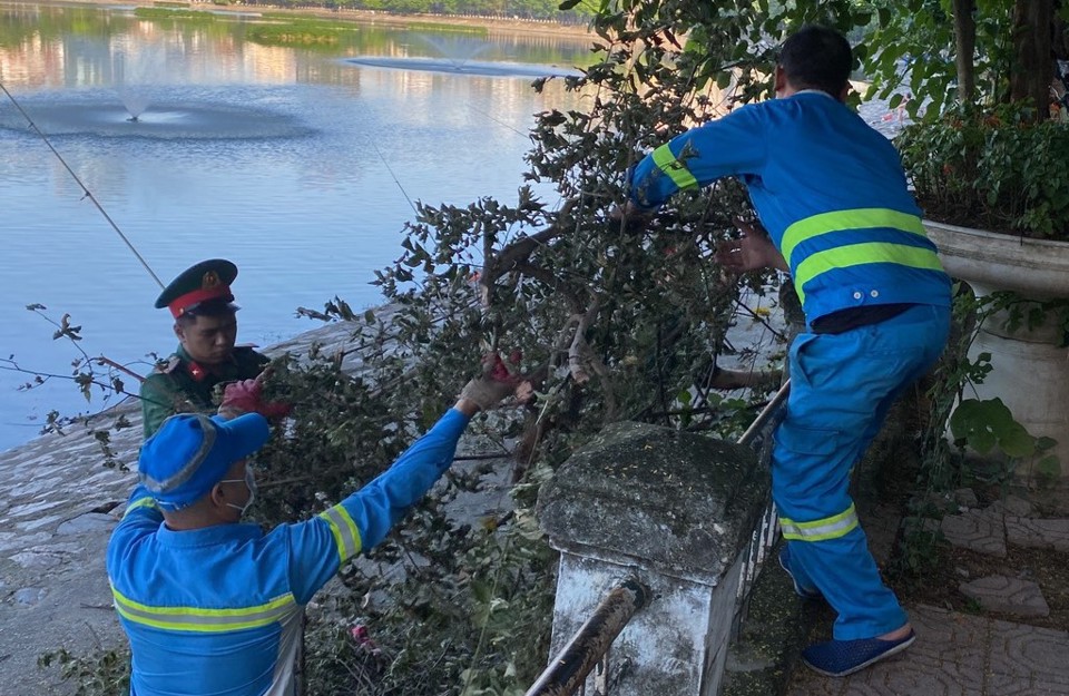 C&ugrave;ng với việc duy tr&igrave; vệ sinh m&ocirc;i trường, Chi nh&aacute;nh Đống Đa lu&ocirc;n đồng h&agrave;nh c&ugrave;ng với quận Đống Đa trong việc đảm bảo trật tự đ&ocirc; thị tr&ecirc;n địa b&agrave;n.