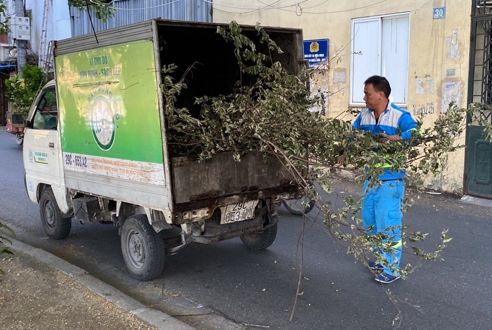 Trong qu&aacute; tr&igrave;nh l&agrave;m nhiệm vụ, c&aacute;c c&ocirc;ng nh&acirc;n vệ sinh m&ocirc;i trường lu&ocirc;n được qu&aacute;n triệt tu&acirc;n thủ nghi&ecirc;m quy định của ph&aacute;p luật về đảm bảo trật tự đ&ocirc; thị.