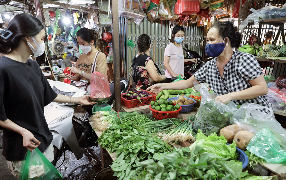 Người ti&ecirc;u d&ugrave;ng mua h&agrave;ng h&oacute;a tại chợ Kim Li&ecirc;n (Đống Đa). Ảnh: Ho&agrave;i Nam