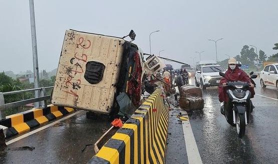 Tai nạn giao thông ngày 4/8/2023: Hai ô tô đối đầu,tài xế tử vong - Ảnh 2