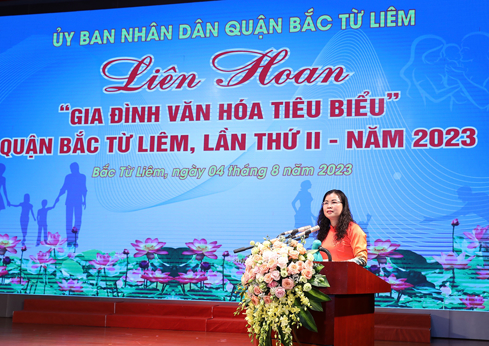 Ph&oacute; Chủ tịch UBND quận Bắc Từ Li&ecirc;m L&ecirc; Thị Thu Hương phát bi&ecirc;̉u tại li&ecirc;n hoan.