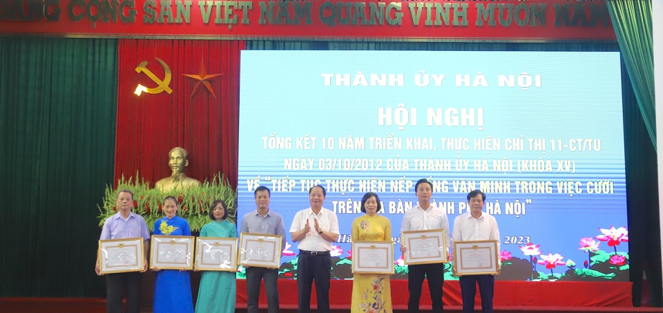 Uỷ vi&ecirc;n Ban Thường vụ, Trưởng ban Tuy&ecirc;n gi&aacute;o Th&agrave;nh uỷ Nguyễn Do&atilde;n Toản tặng&nbsp;bằng khen của Th&agrave;nh uỷ cho c&aacute;c c&aacute; nh&acirc;n c&oacute; th&agrave;nh t&iacute;ch trong việc thực hiện Chỉ thị 11-CT/TU. Ảnh: Lại Tấn.