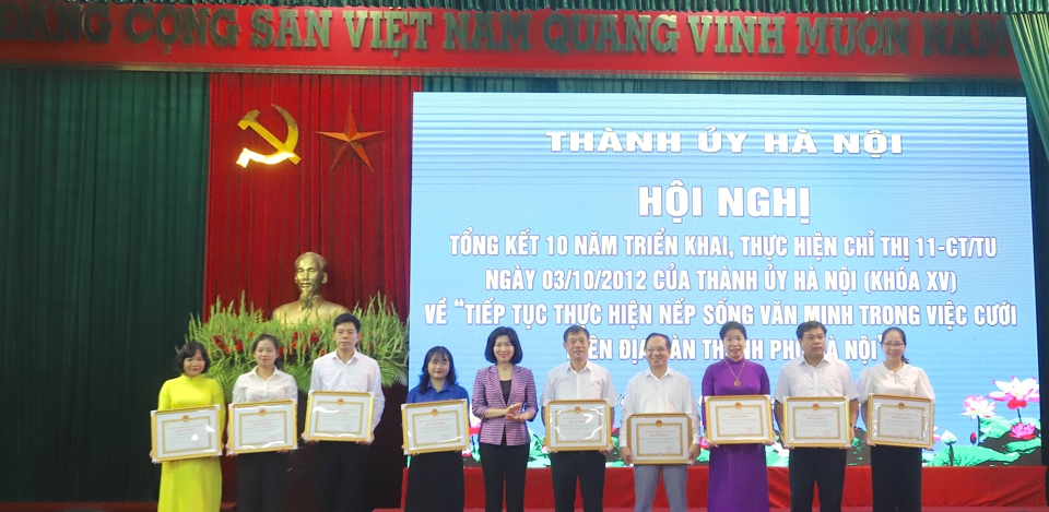 Uỷ vi&ecirc;n Ban Thường vụ, Ph&oacute; Chủ tịch Thường trực HĐND TP Ph&ugrave;ng Thị Hồng H&agrave;&nbsp;tặng&nbsp;bằng khen của UBND TP cho c&aacute;c tập thể c&oacute; th&agrave;nh t&iacute;ch trong việc thực hiện Chỉ thị 11-CT/TU. Ảnh: Lại Tấn.