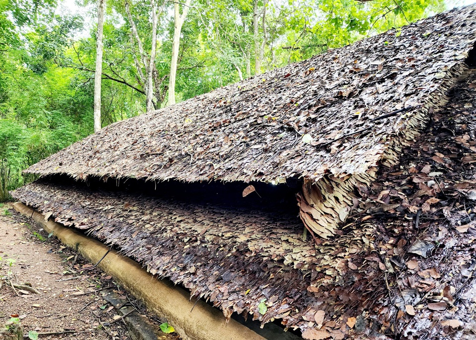 M&aacute;i nh&agrave; được lợp bằng l&aacute; trung qu&acirc;n