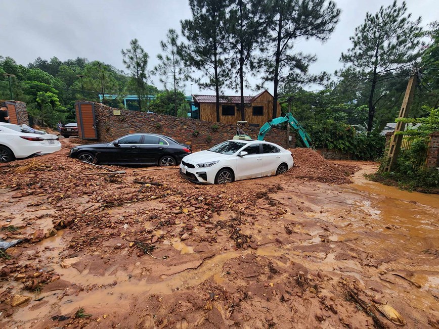 Sóc Sơn: Hàng chục chiếc ô tô bị đất bùn vùi lấp  - Ảnh 6