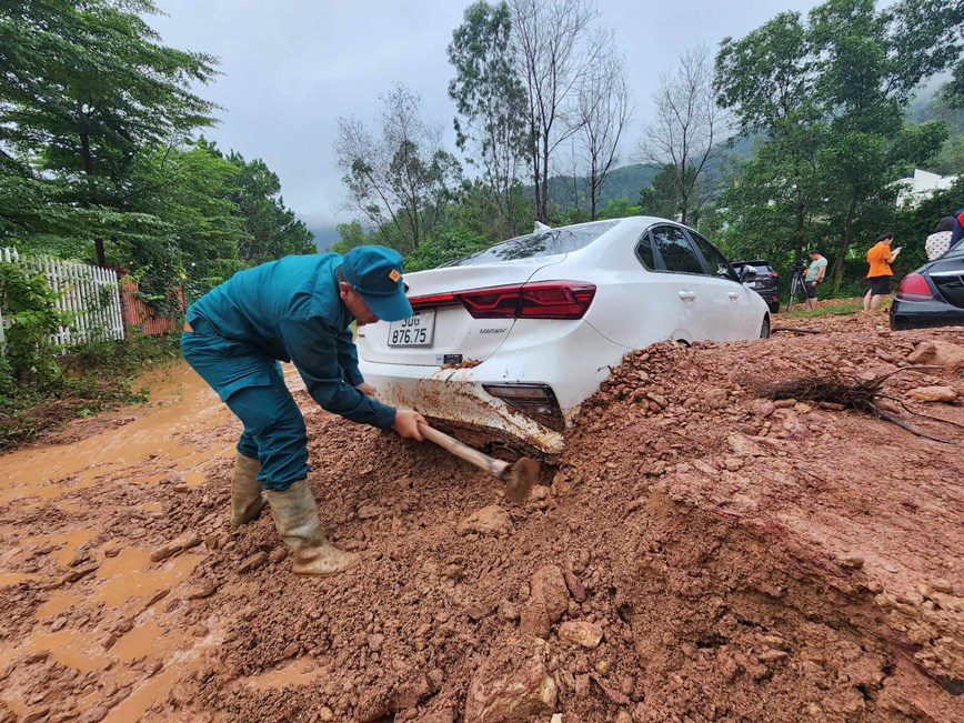 Sóc Sơn: Hàng chục chiếc ô tô bị đất bùn vùi lấp  - Ảnh 9