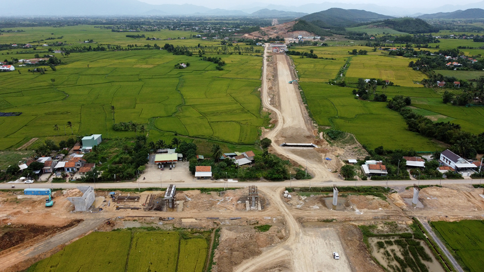 Đoạn cao tốc đang được triển khai khu vực giao cắt đường tỉnh lộ 7, x&atilde; Ninh Sơn, thị x&atilde; Ninh H&ograve;a.