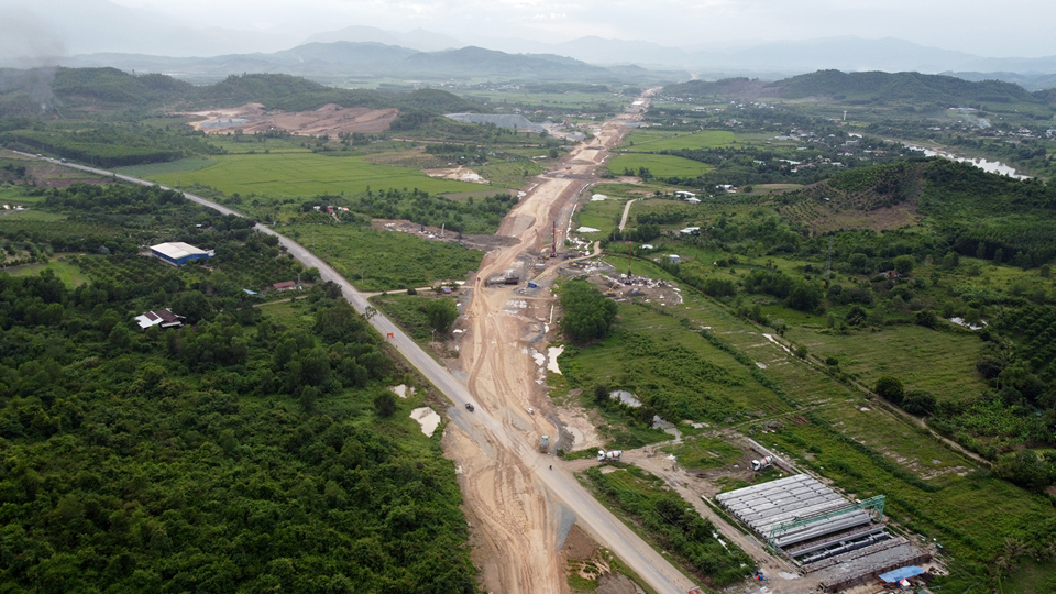 Cao tốc V&acirc;n Phong - Nha Trang đang đẩy nhanh tiến độ thi c&ocirc;ng để đảm bảo đưa dự &aacute;n v&agrave;o hoạt động đ&uacute;ng tiến độ. Trong ảnh, khu vực giao cắt với quốc lộ 27C đường từ Nha Trang đi Đ&agrave; Lạt.