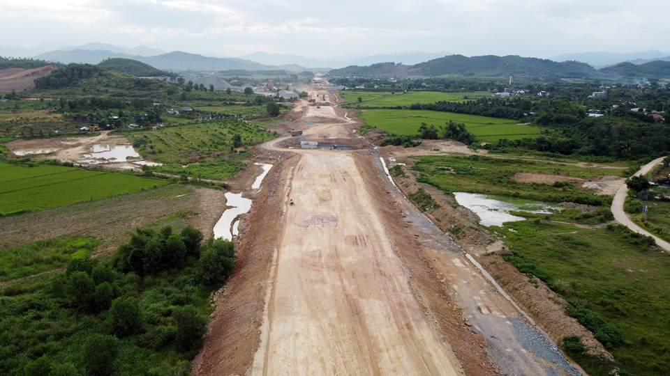 Hơn 73 km mặt bằng được b&agrave;n giao để triển khai cao tốc V&acirc;n Phong - Nha Trang. Ảnh: Trung Nh&acirc;n.