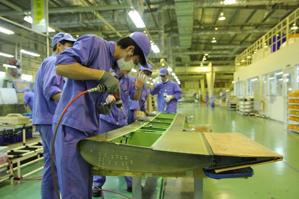 Hoạt động sản xuất cánh tà máy bay dân dụng tại Công ty TNHH MHI Aerospace Việt Nam, Khu công nghiệp Thăng Long, huyện Đông Anh. Ảnh: Phạm Hùng