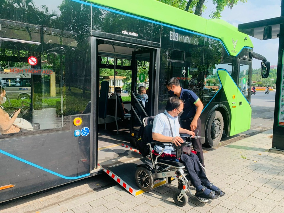 Theo c&aacute;c chuy&ecirc;n gia, nh&agrave; khoa học,&nbsp;H&agrave; Nội phải tiếp tục ho&agrave;n thiện hệ thống hạ tầng giao th&ocirc;ng &ndash; vận tải trong đ&ocirc; thị, trong đ&oacute;, định hướng chung l&agrave; ph&aacute;t triển hệ thống giao th&ocirc;ng c&ocirc;ng cộng sức chứa lớn, với cốt l&otilde;i l&agrave; hệ thống đường sắt đ&ocirc; thị, bus, BRT; giảm phương tiện c&aacute; nh&acirc;n; th&uacute;c đẩy giao th&ocirc;ng xanh, giảm ph&aacute;t thải... Ảnh: Th&aacute;i San