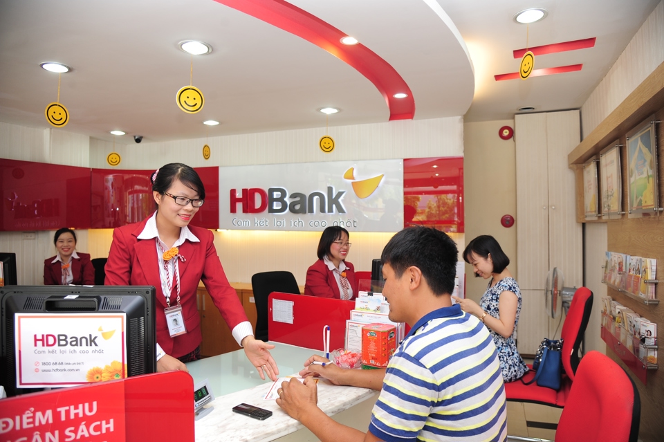 Khách hàng giao dịch tại chi nhánh HDBank Hà Nội. Ảnh: Phạm Hùng