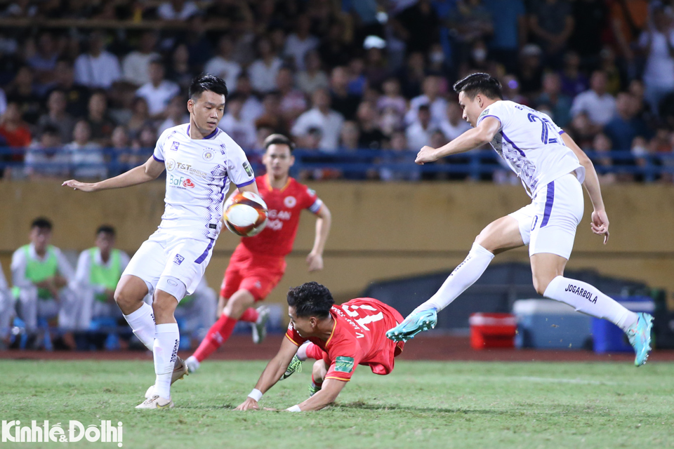 Quang Hải và Văn Hậu ăn mừng cùng CAHN sau chiến thắng trước Hà Nội FC - Ảnh 1