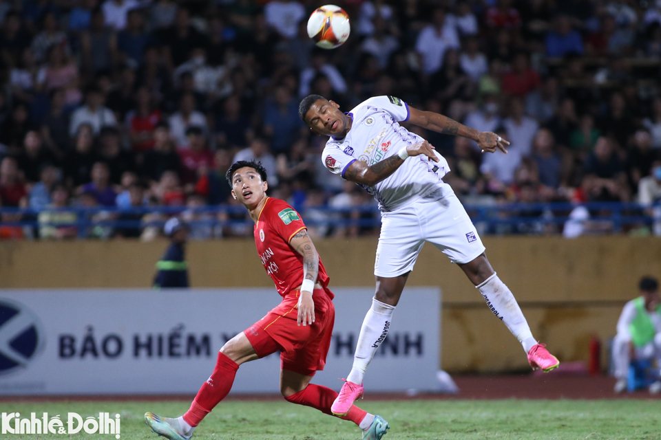 Quang Hải và Văn Hậu ăn mừng cùng CAHN sau chiến thắng trước Hà Nội FC - Ảnh 5