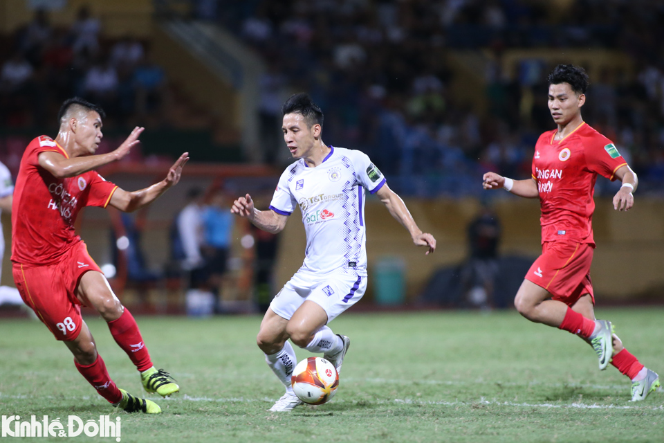 Quang Hải và Văn Hậu ăn mừng cùng CAHN sau chiến thắng trước Hà Nội FC - Ảnh 6