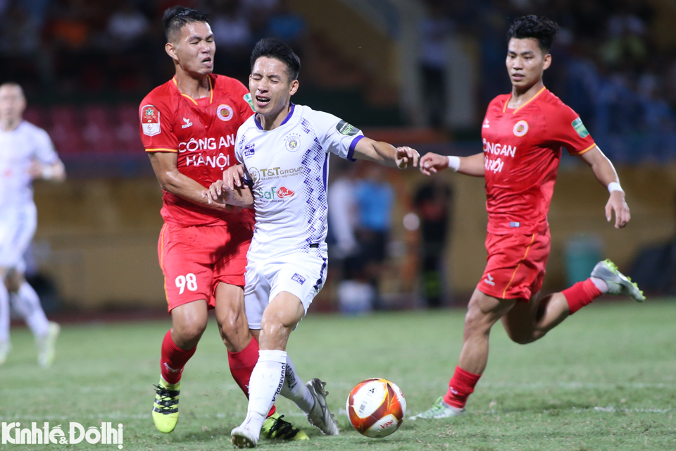 Quang Hải và Văn Hậu ăn mừng cùng CAHN sau chiến thắng trước Hà Nội FC - Ảnh 8