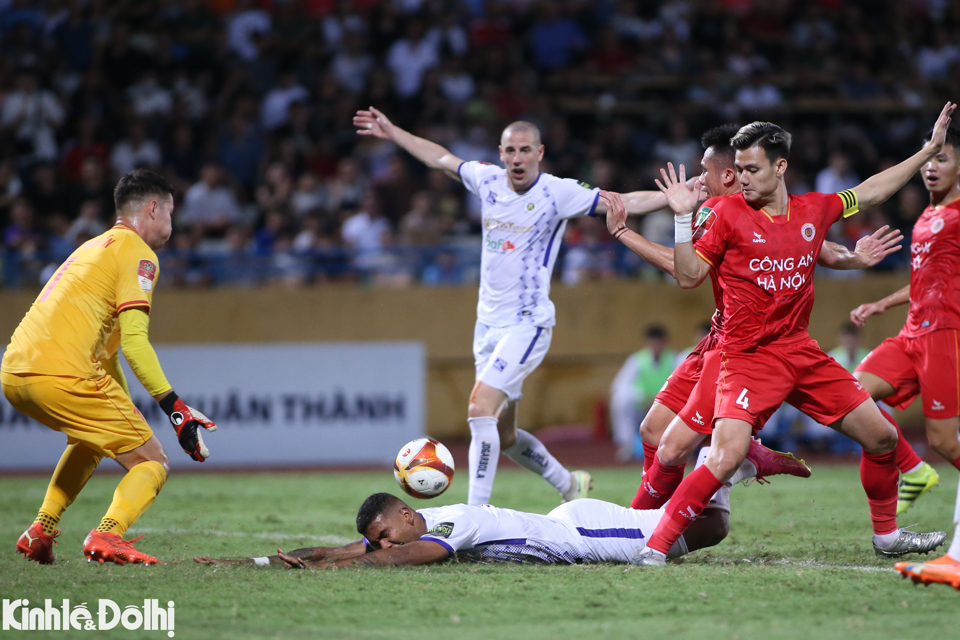 Quang Hải và Văn Hậu ăn mừng cùng CAHN sau chiến thắng trước Hà Nội FC - Ảnh 9