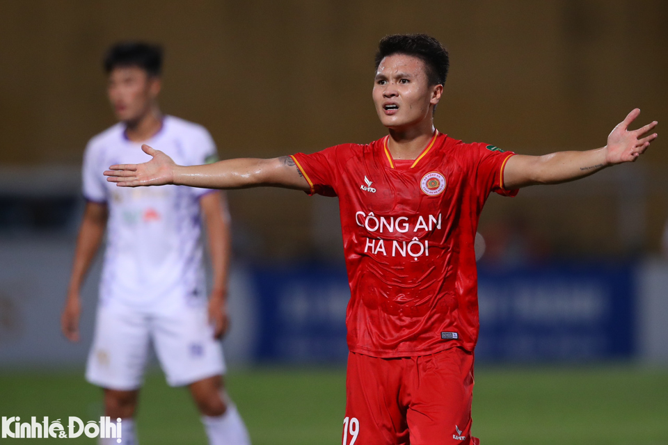 Quang Hải kho&aacute;c &aacute;o CAHN sau khi chia tay Pau FC.