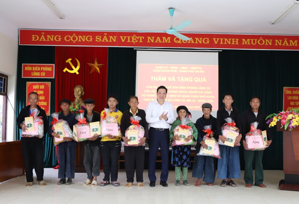 Ph&oacute; B&iacute; thư Thường trực Quận ủy Ho&agrave;n Kiếm Nguyễn Quốc Kh&aacute;nh tặng qu&agrave; cho c&aacute;c gia đ&igrave;nh c&oacute; ho&agrave;n cảnh kh&oacute; khăn