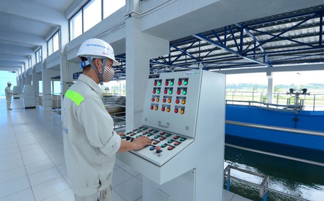 Công nhân vận hành hệ thống sản xuất nước sạch tại Nhà máy Nước mặt sông Đuống