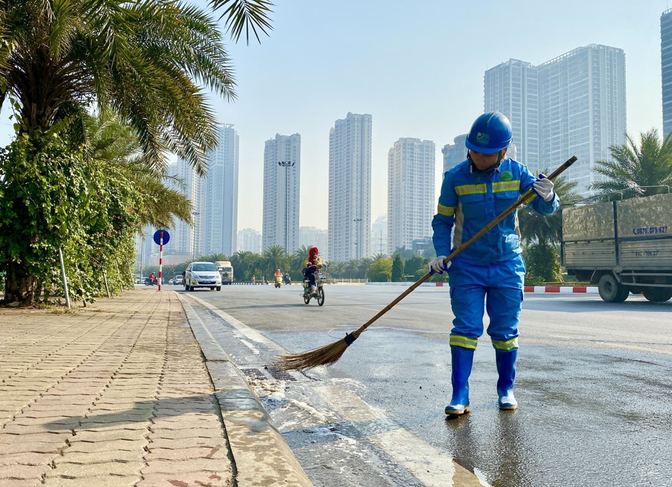 Những đ&oacute;ng g&oacute;p của C&ocirc;ng ty TNHH MTV M&ocirc;i trường Đ&ocirc; thị H&agrave; Nội đ&atilde; g&oacute;p phần kh&ocirc;ng nhỏ x&acirc;y dựng Thủ đ&ocirc; ng&agrave;y c&agrave;ng " s&aacute;ng - xanh - sạch - đẹp"