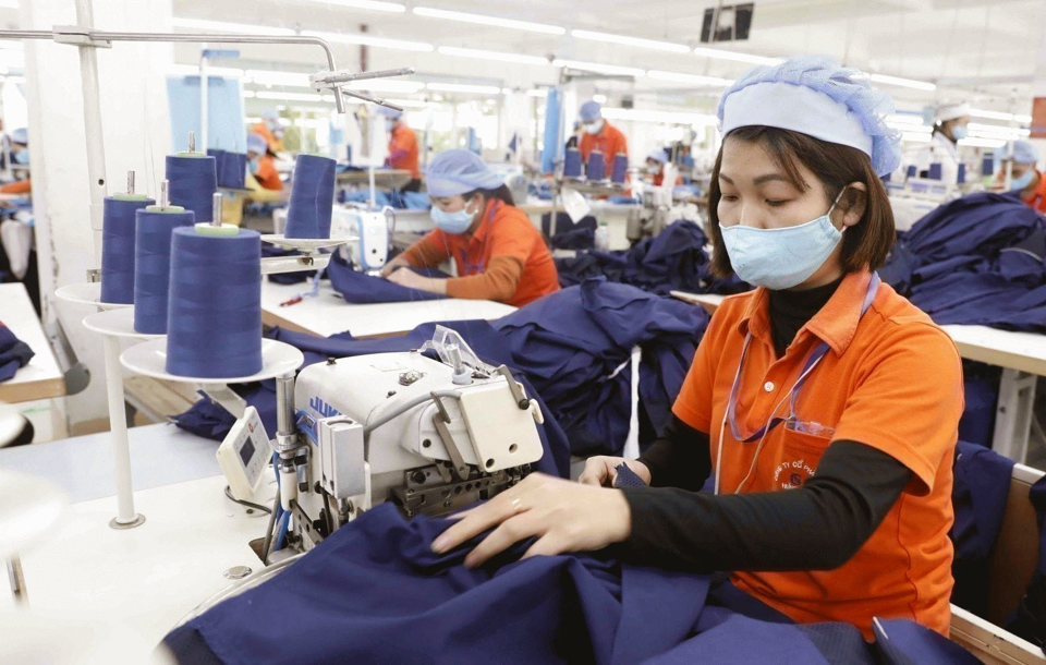 sản xuất thời trang xuất khẩu tại C&ocirc;ng ty CP may Sơn T&acirc;y. Ảnh: Ho&agrave;i Nam