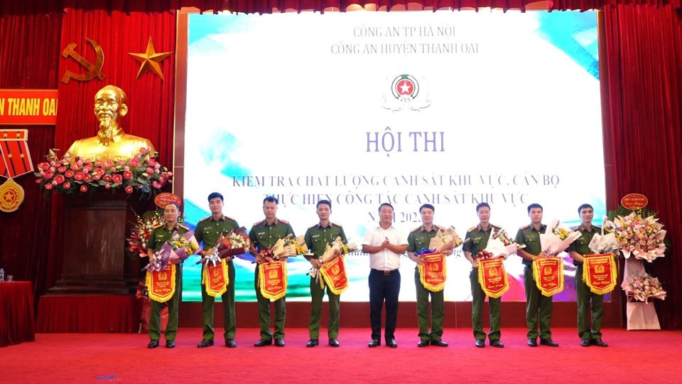 Ph&oacute; Chủ tịch UBND huyện Thanh Oai Nguyễn Kh&aacute;nh B&igrave;nh tặng cờ lưu niệm cho c&aacute;c cảnh s&aacute;t khu vực dự thi.&nbsp;