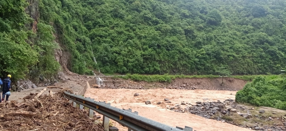 Đường v&agrave;o Thủy Điện Hồ Bốn, huyện M&ugrave; Cang Chải, tỉnh Y&ecirc;n B&aacute;i giao th&ocirc;ng t&ecirc; liệt.