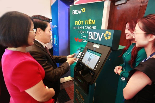 Ph&oacute; Thống đốc NHNN Phạm Tiến Dũng trải nghiệm dịch vụ VietQRCash tại gian h&agrave;ng BIDV