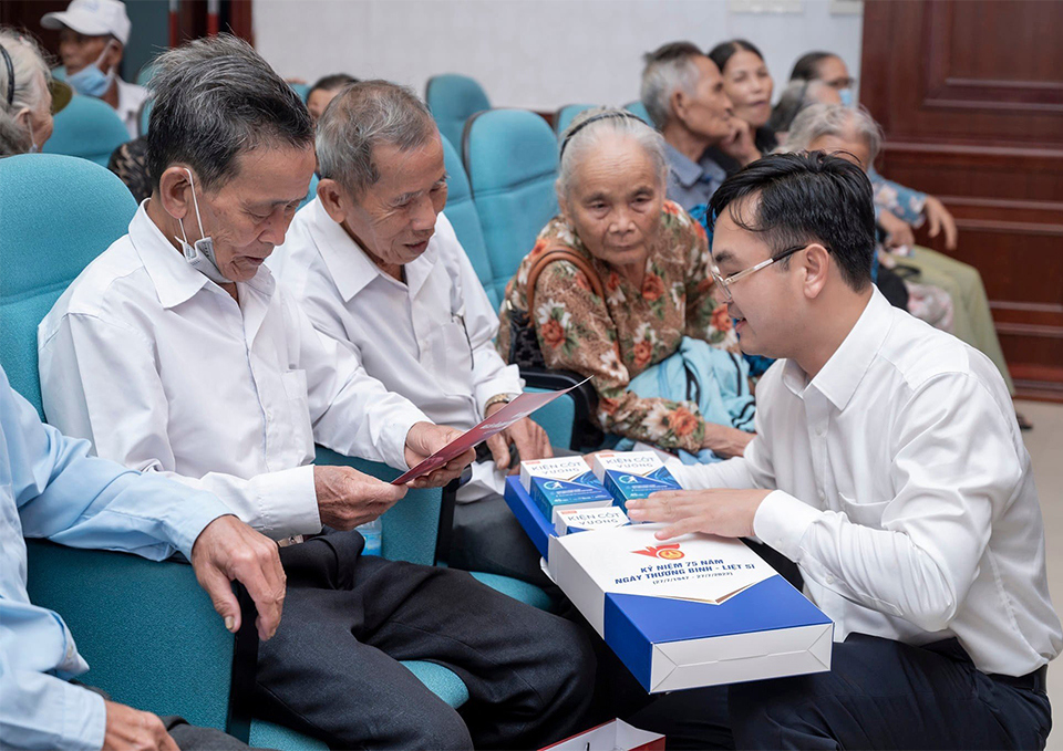 Chủ tịch&nbsp; HĐQT CVI Pharma Phan Văn Hiệu tặng qu&agrave; nh&acirc;n dịp 27/7/2022 tại Đ&agrave; Nẵng.