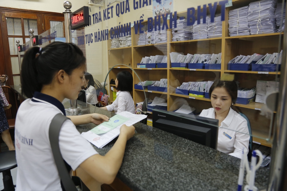 Làm thủ tục hành chính tại bộ phận một cửa Bảo hiểm xã hội Hà Nội. Ảnh: Hải Linh