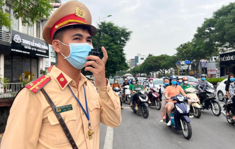 Hà Nội: Công bố đường dây nóng tiếp nhận tin báo vi phạm giao thông - Ảnh 1