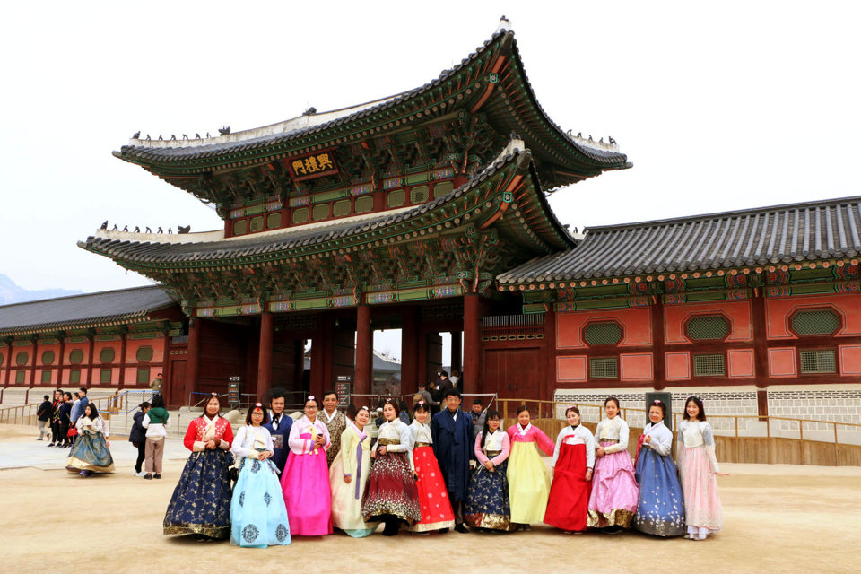 Kh&aacute;ch du lịch tham quan Cung điện cổ Gyeongbokgung tại Seoul (H&agrave;n Quốc). Ảnh: Ho&agrave;i Nam