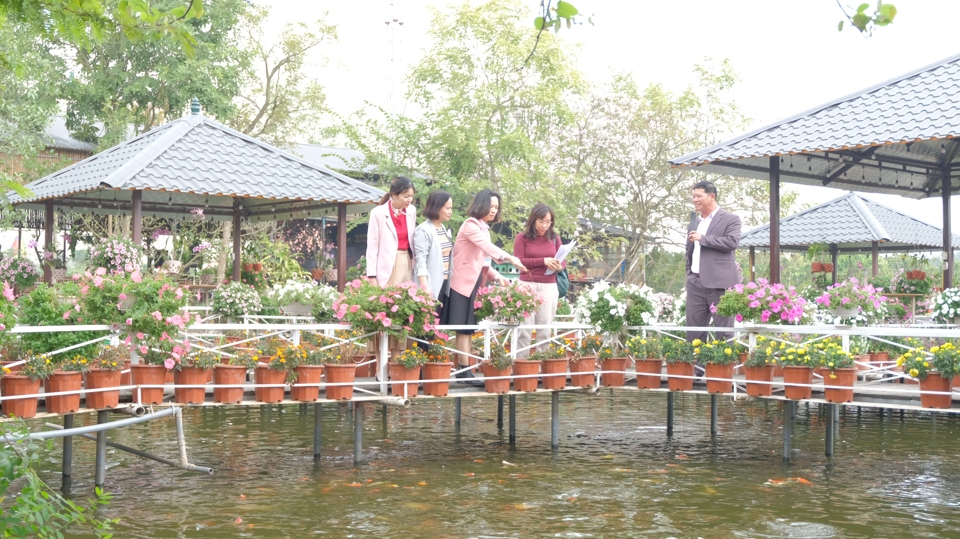 Du khách tham quan, vãn cảnh tại làng du lịch xã Hồng Vân (huyện Thường Tín). Ảnh: Lâm Nguyễn