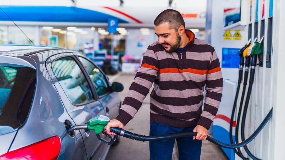 Giá xăng tại Mỹ đang ở mức cao nhấttrong 9 tháng sau khi giá dầu thô toàn cầu tăng 20% trong mùaHè này. Ảnh: AFP