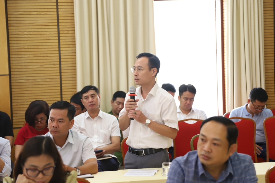 Chủ tịch&nbsp;UBND&nbsp;phường H&agrave;ng Bạc Nguyễn Hồng Dũng thảo luận