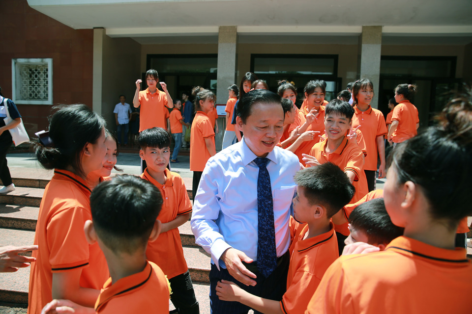 Ph&oacute; Thủ tướng Trần Hồng H&agrave; v&agrave; c&aacute;c bạn nhỏ đang được chăm s&oacute;c tại Trung t&acirc;m Phục hồi chức năng người khuyết tật Thụy An - Ảnh: VGP/Minh Kh&ocirc;i.