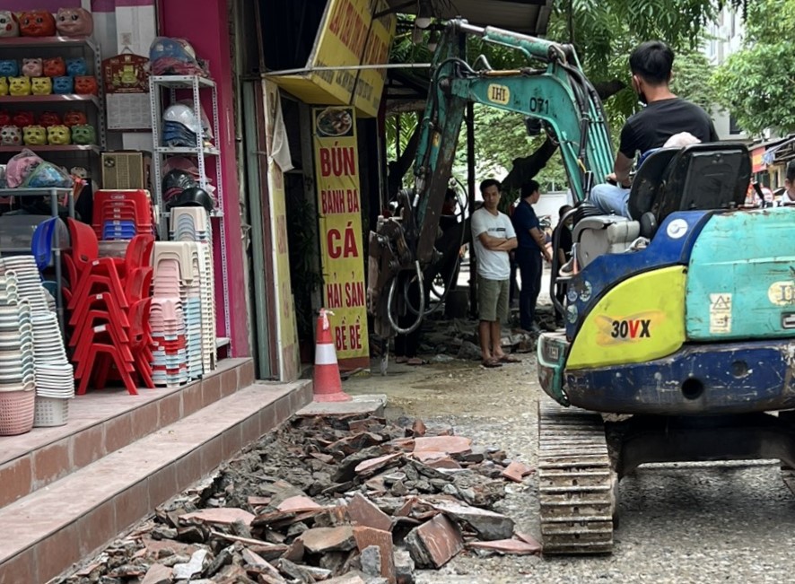 Trong đợt ra qu&acirc;n n&agrave;y, lực lượng chức năng sẽ tập trung xử l&yacute; c&aacute;c trường hợp lắp đặt, dựng bục bệ, cầu dẫn sai quy định.