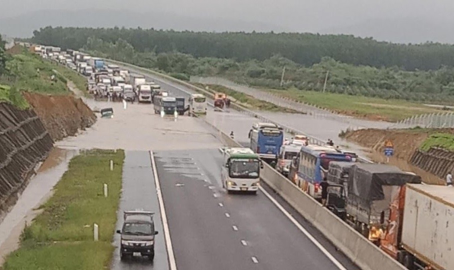 Kiểm tra nguyên nhân gây ngập lụt tại đường cao tốc Phan Thiết - Dầu Giây - Ảnh 1