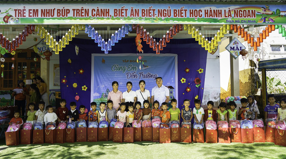 Trao qu&agrave; tiếp sức đến trường cho học sinh huyện Đ&ocirc;ng Giang.