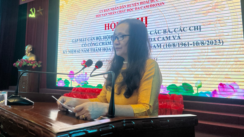 Chủ tịch Hội Nạn nh&acirc;n chất độc da cam/dioxin huyện Ho&agrave;i Đức Nguyễn Thị Th&ocirc;ng ph&aacute;t biểu tại hội nghị.