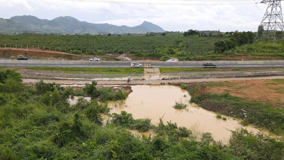 S&ocirc;ng Phan bị đổ lỗi l&agrave; thủ phạm khiến cao tốc Phan Thiết - Dầu Gi&acirc;y bị ngập (Ảnh: Đức Trọng).