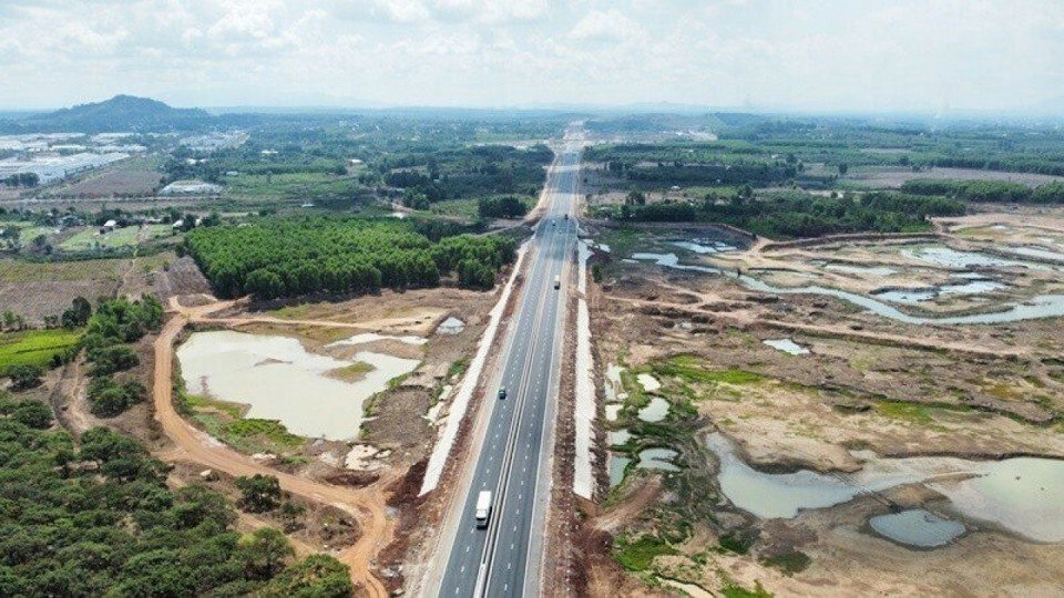 Cao tốc Bắc - Nam ph&iacute;a Đ&ocirc;ng l&agrave; c&ocirc;ng tr&igrave;nh trọng điểm quốc gia, v&igrave; thế kh&ocirc;ng được ph&eacute;p xảy ra sai s&oacute;t, d&ugrave; l&agrave; nhỏ nhất (Ảnh: Phan Nam).