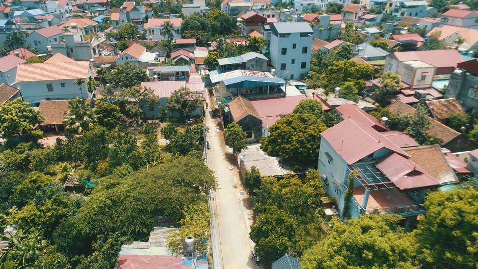 Quang cảnh tuyến đường thi c&ocirc;ng, đưa nước sạch về&nbsp;x&oacute;m Cộc Tr&ecirc;n, th&ocirc;n An Ho&agrave;, x&atilde; Ho&agrave; X&aacute;. Ảnh: Lại Tấn.