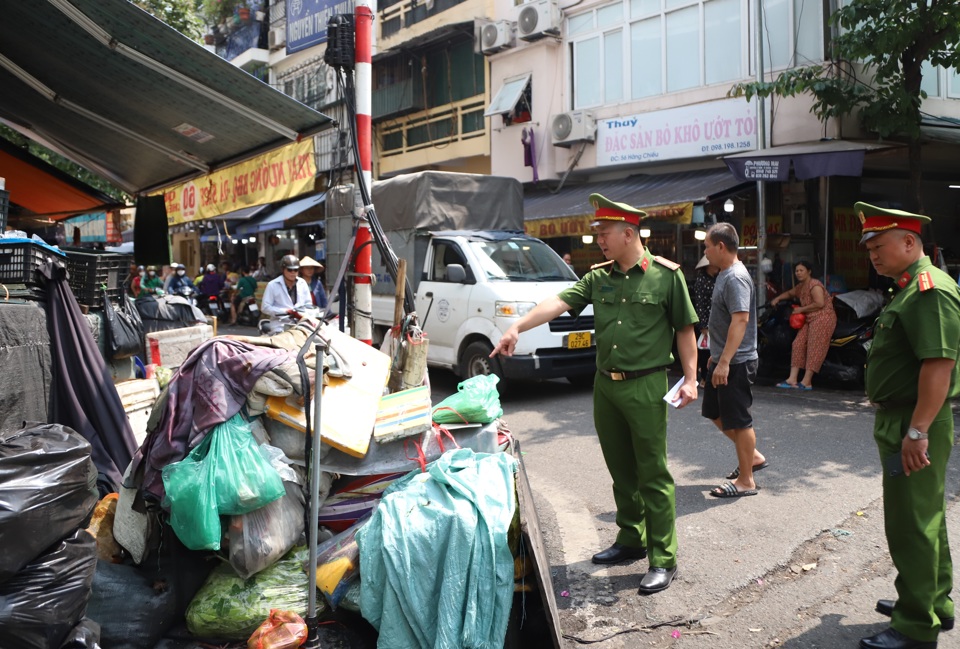 Hoàn Kiếm: Giải tỏa vi phạm trật tự đô thị phục vụ dịp Quốc khánh 2/9 - Ảnh 1